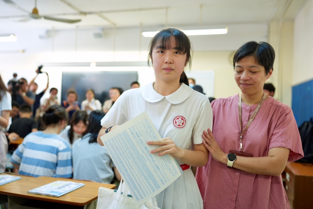 中國婦女會中學首位女狀元姚臻怡領取成績單。劉駿軒攝