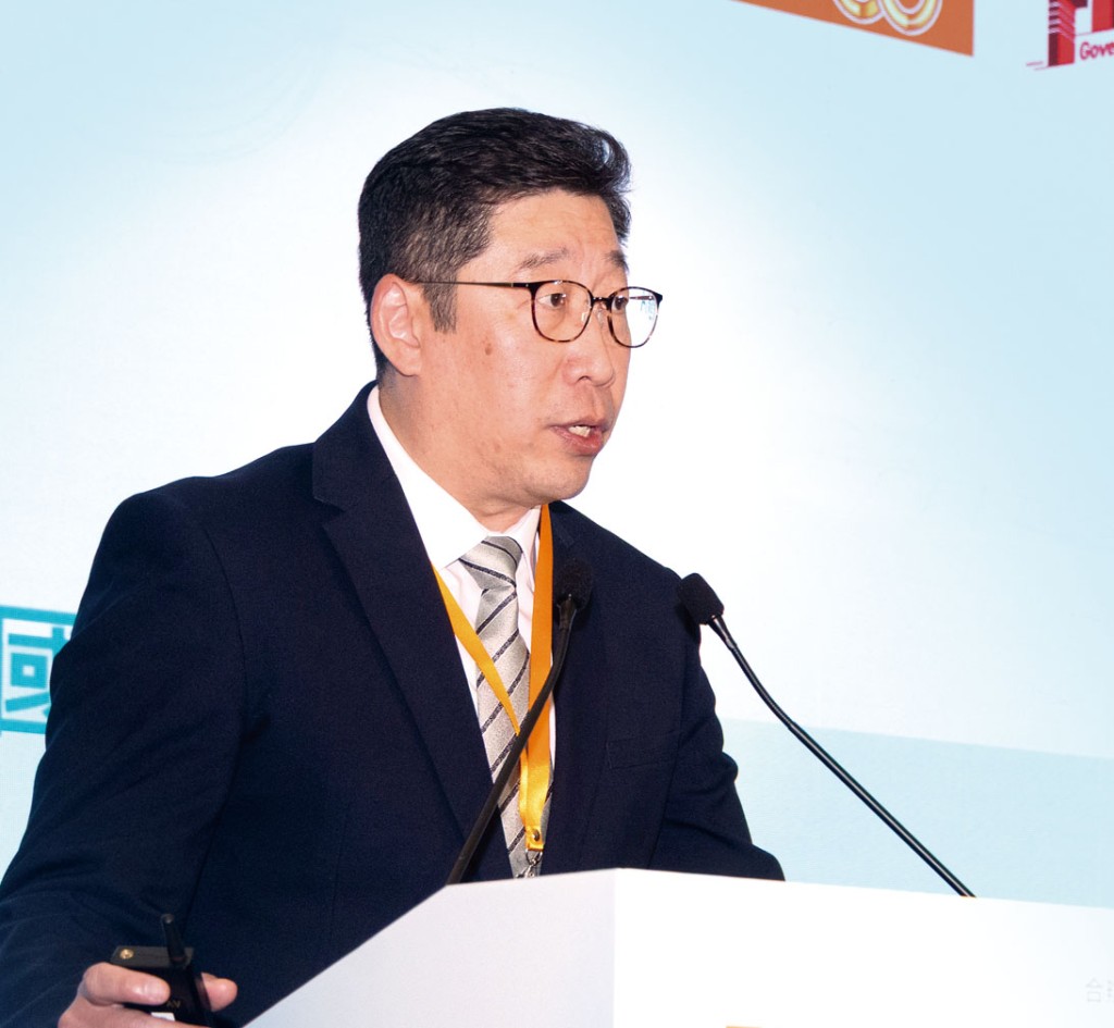 署理數字政策專員張宜偉先生, JP以「香港人工智能治理及發展策略」為題發表主題演講，闡述特區政府如何採取「發展與治理並重」的策略，在有效管理風險的同時促進創新發展，並把握 AI 帶來的機遇。