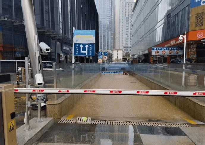 深圳有地下停車場被洪水淹沒。