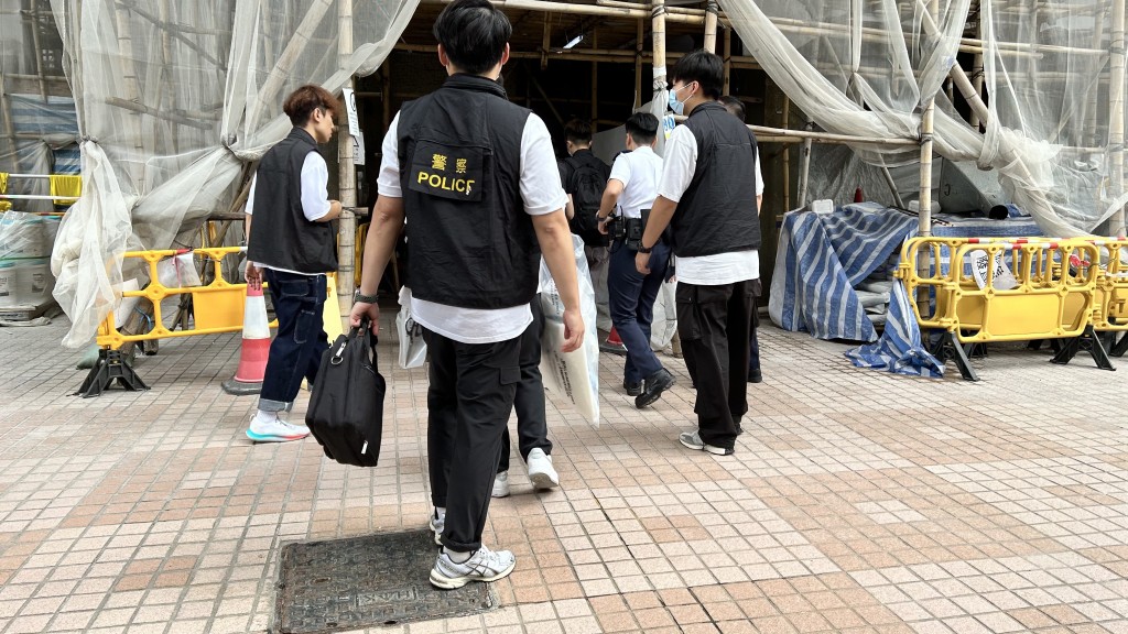 警員將火警及墮樓案合併為同一案件調查。蔡楚輝攝 警員將火警及墮樓案合併為同一案件調查。蔡楚輝攝