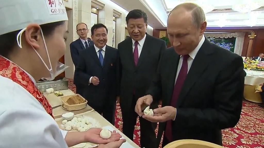 普京訪問中國時也曾學做狗不理包子。 資料圖片