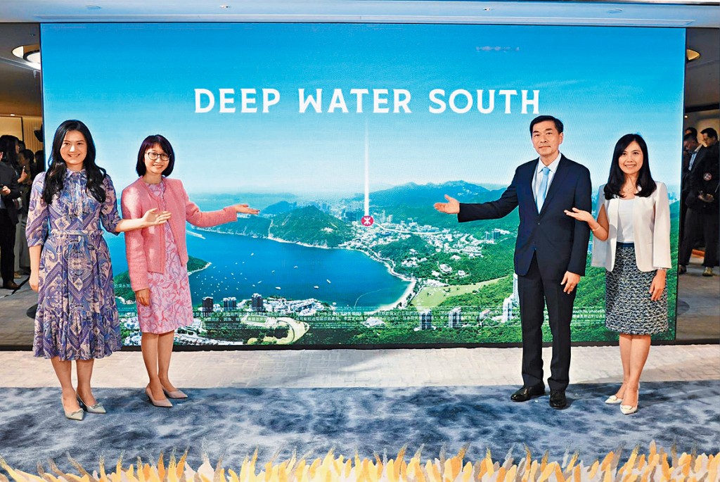 會德豐地產黄光耀（右二）表示，DEEP WATER SOUTH下月財案前落實推售計劃。左二為余麗珠、右一為吳家寶、左一為岑菲菲。