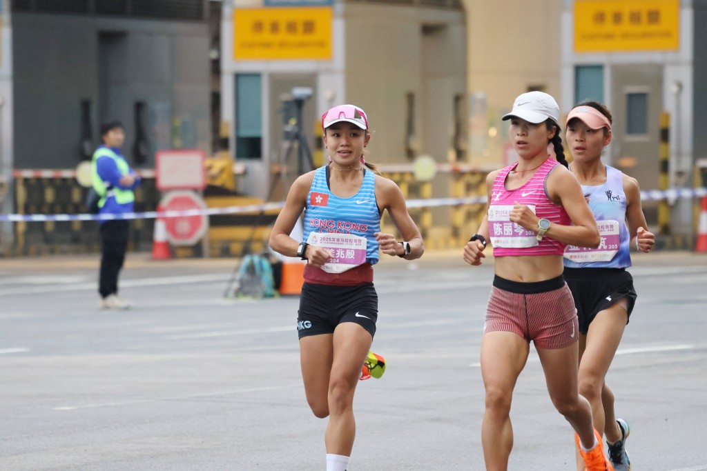 全運會馬拉松測試賽，香港代表司徒兆殷（左）在女子組領先集團。 徐嘉華攝