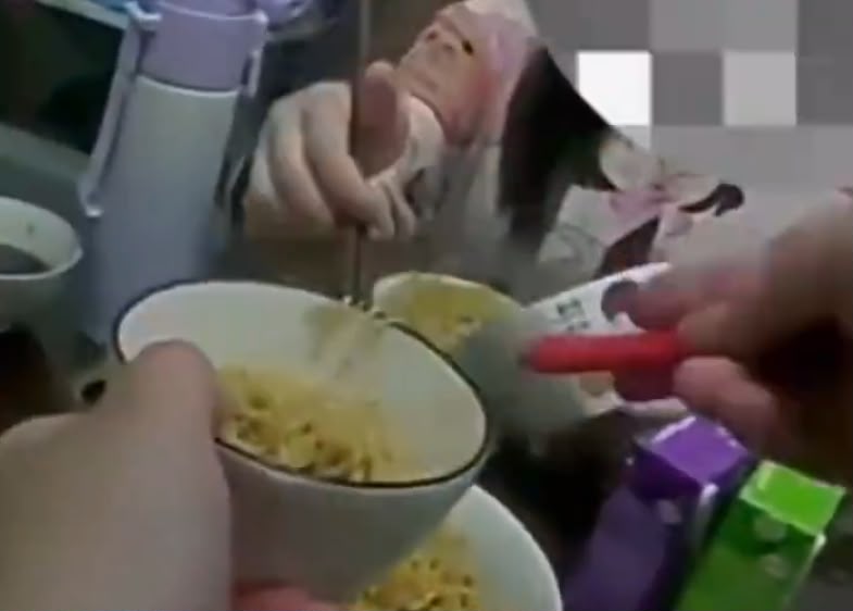 孩子迅速將食物一掃而空。錢江視頻 孩子迅速將食物一掃而空。錢江視頻