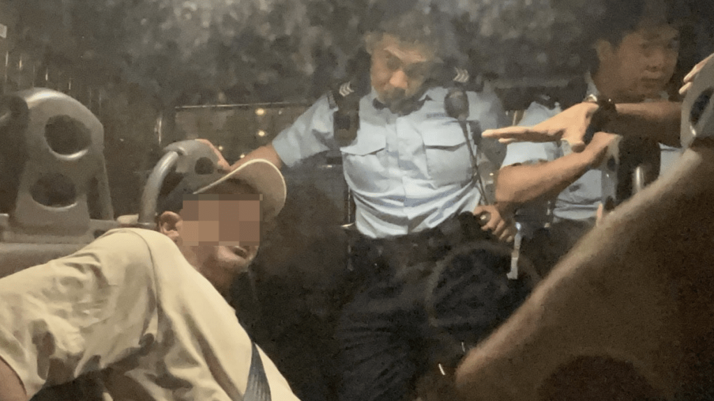 警員將醉酒男子帶上警車。蔡楚輝攝