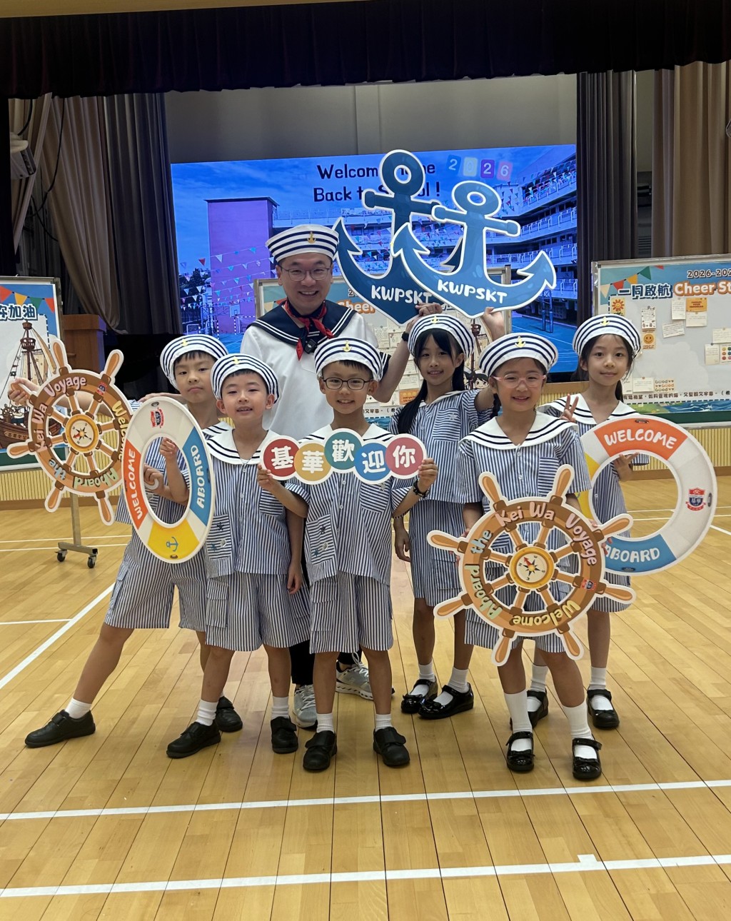 中华基督教会基华小学(九龙塘)校长林逸龙与一班可爱水手。(摄:刘佩桦) 中华基督教会基华小学(九龙塘)校长林逸龙与一班可爱水手。(摄:刘佩桦)