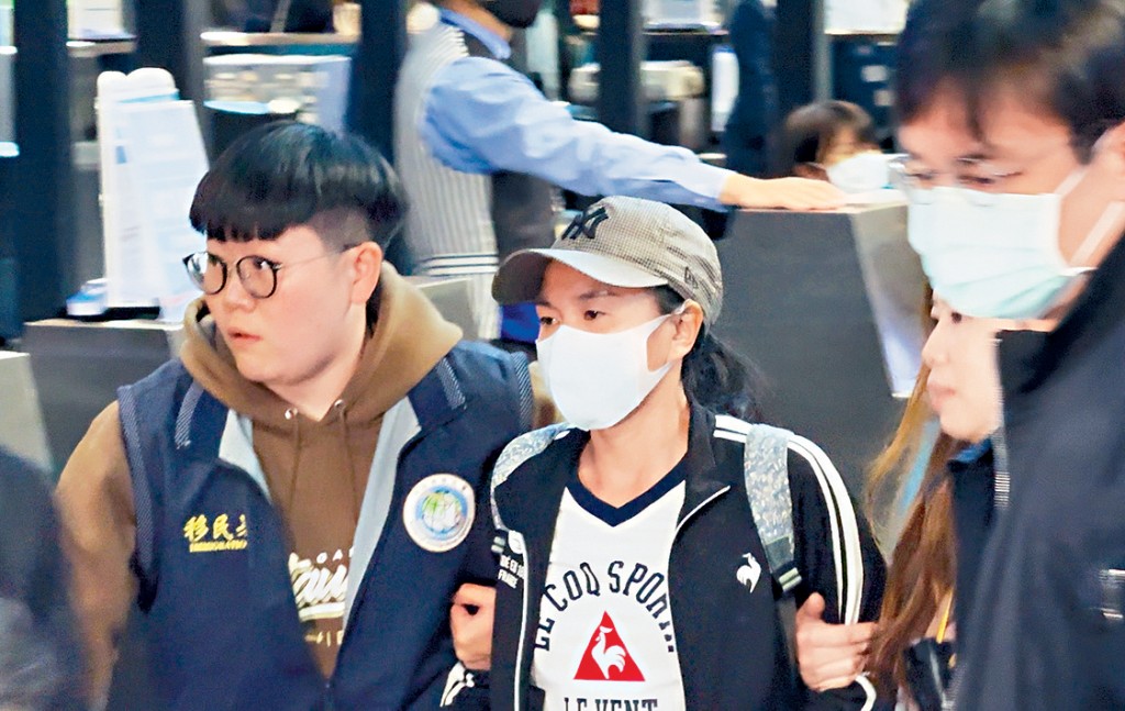 陸配「小微」昨午被台移民署職員帶往機場。