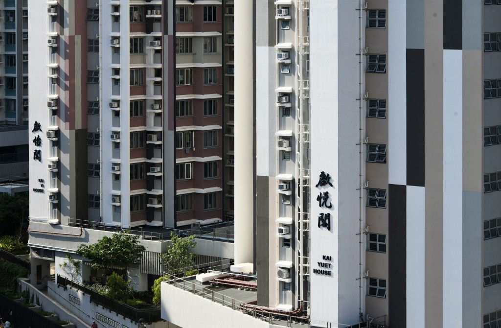 他強調,收取准許費是因為這批資助房屋未補地價,當局是希望將政府補助的部分收回。 他強調,收取准許費是因為這批資助房屋未補地價,當局是希望將政府補助的部分收回。