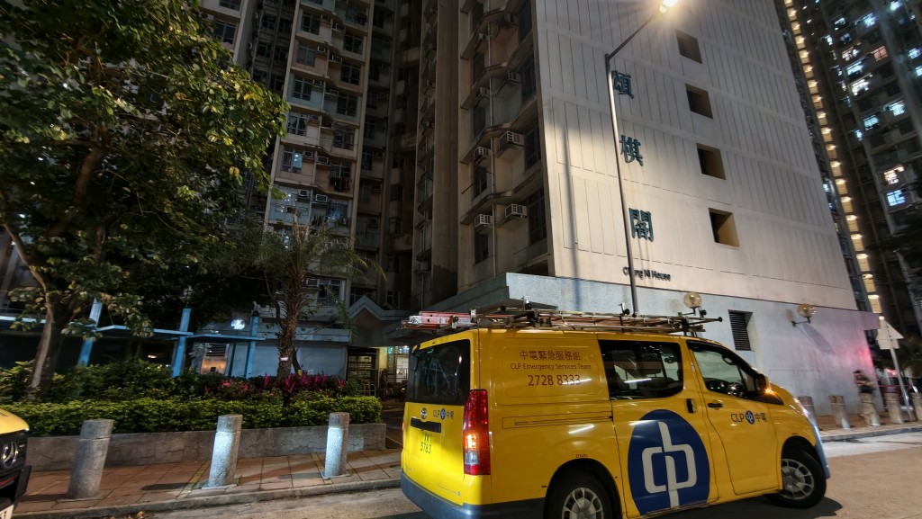 中電派員到場檢查，確認中電供電設備及供電正常。黃文威攝