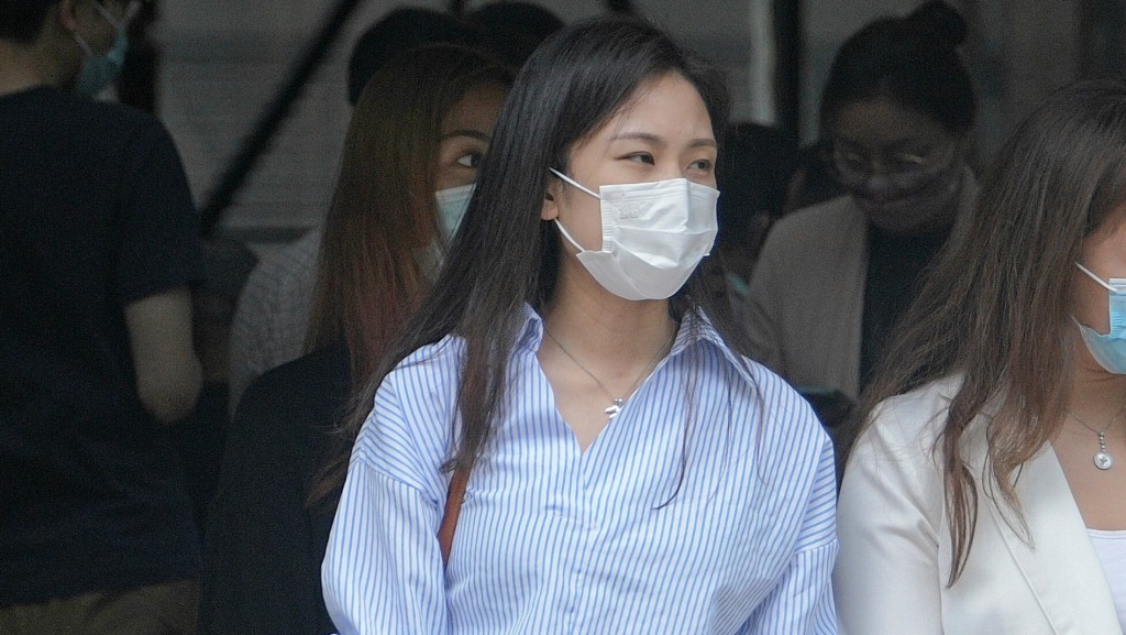 女被告張芷程。