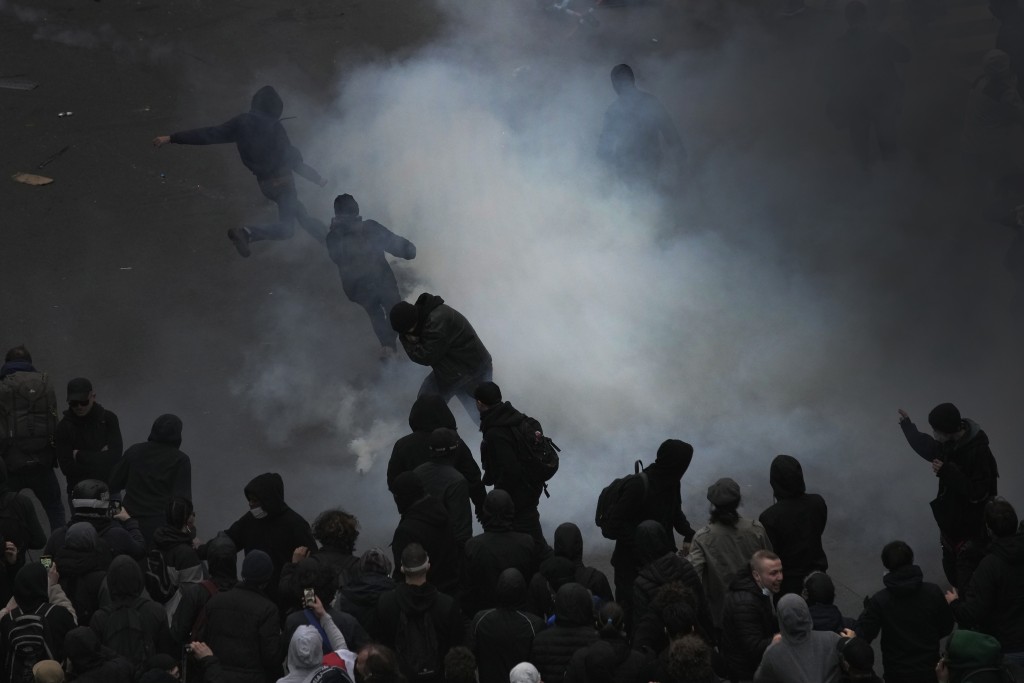 冲突中数十名示威者受伤，至少172人被捕，另至少有149名警察受伤。AP