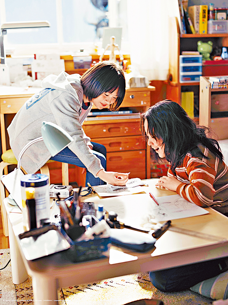 七瀬ふりう(左)、岡田六花(右)分別飾演藤野、京本的孩童時期。 七瀬ふりう(左)、岡田六花(右)分別飾演藤野、京本的孩童時期。