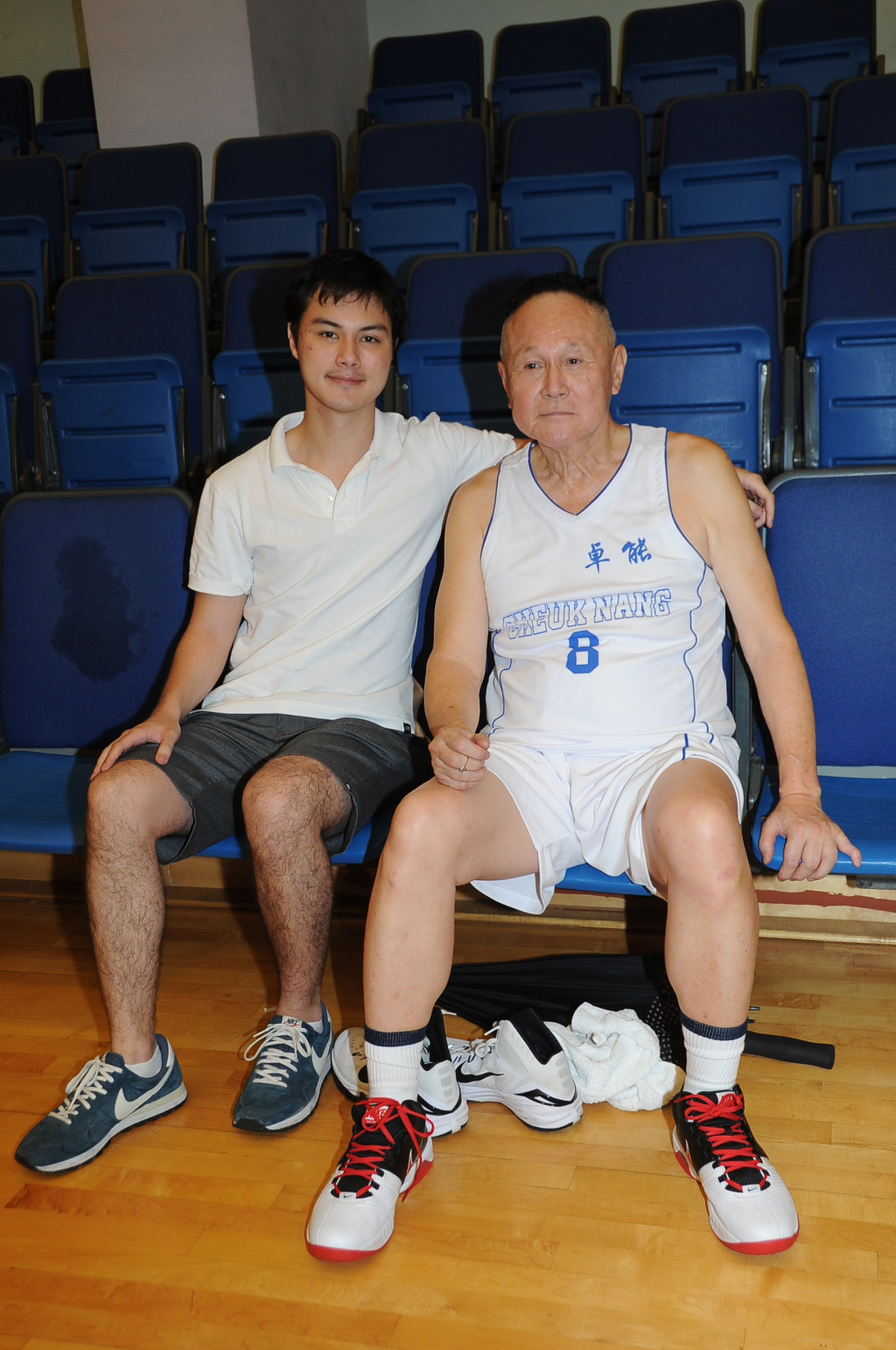 趙世曾2015年與次子趙式正出席籃球活動，還着上球衣打波。