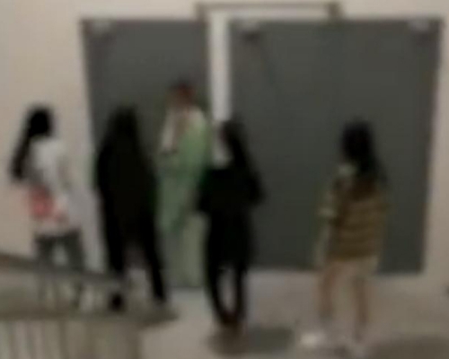 上月底，初中女生小美在溫州市某商場內，被四個未成年女生拉進樓梯間毆打。（網圖）