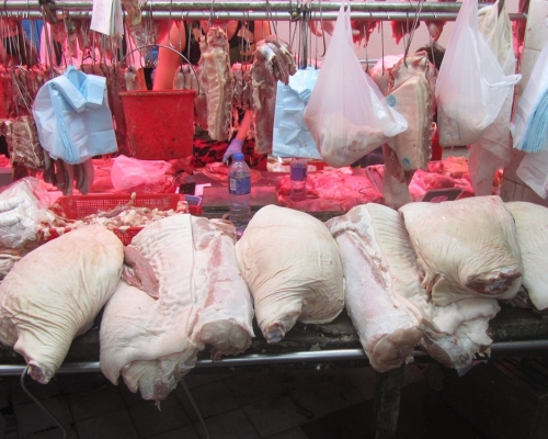 食環署今日在灣仔區4間店鋪合共檢獲約450公斤懷疑冰鮮肉、冷藏肉及冷藏家禽。政府新聞處圖片