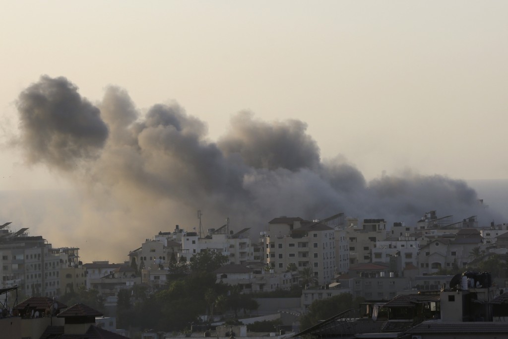 以军继续空袭加沙城。美联社