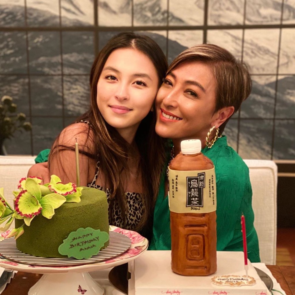Hilary(左)同媽媽上山詩鈉(右)感情好好。