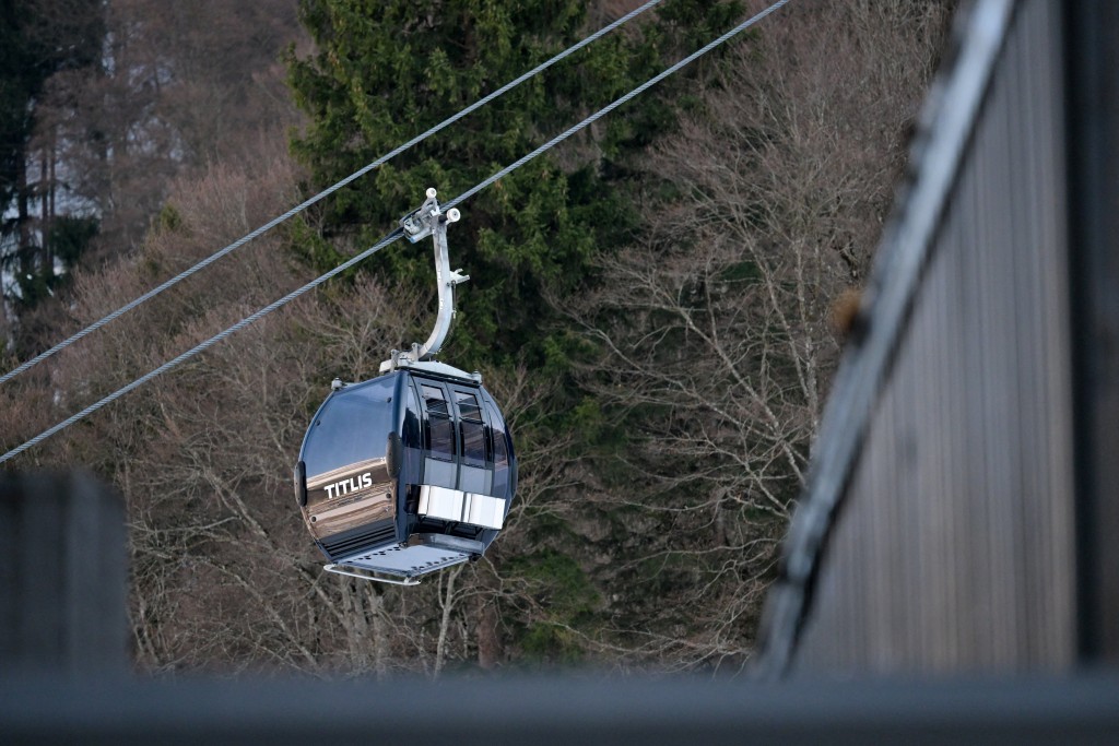 有目擊者拍攝到車廂失控沿山坡翻滾，多次翻轉，場面驚險。路透社