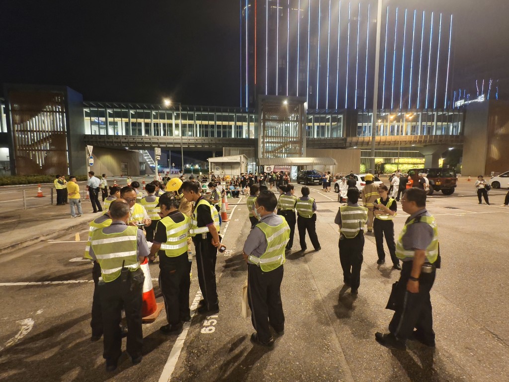 超過130名職員自行疏散到安全位置。徐裕民攝 超過130名職員自行疏散到安全位置。徐裕民攝