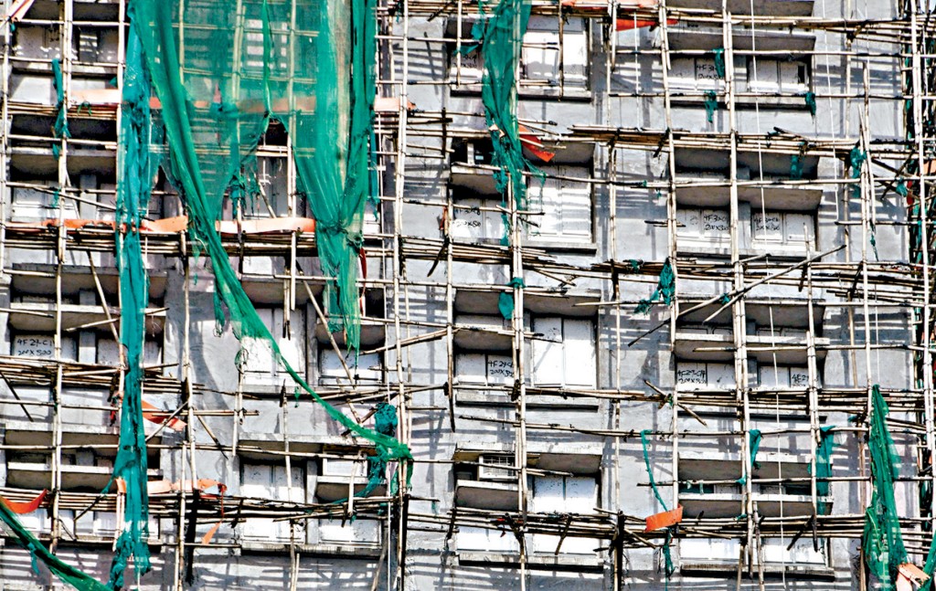 宏褔苑時任業主立案法團主席徐滿柑與承建商「宏業」知悉發泡膠並不阻燃，但仍堅持用於封窗。