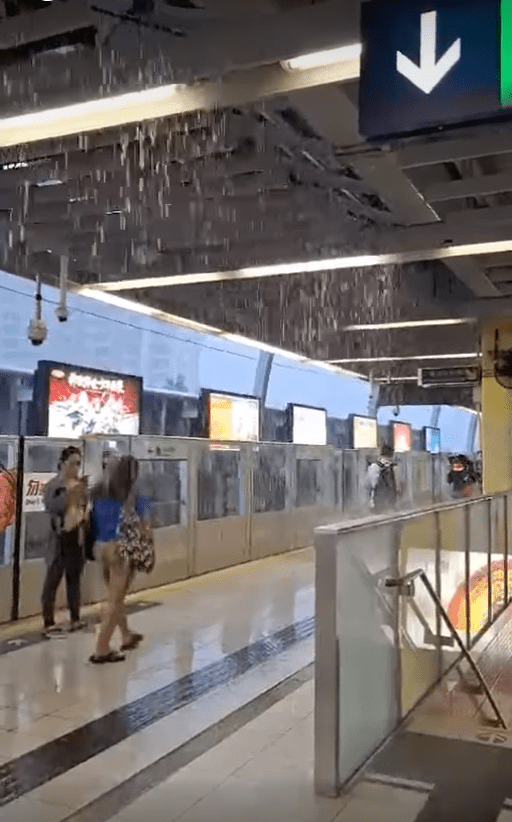 港鐵石門站天花流水，驚成「水舞間」。網上影片擷圖