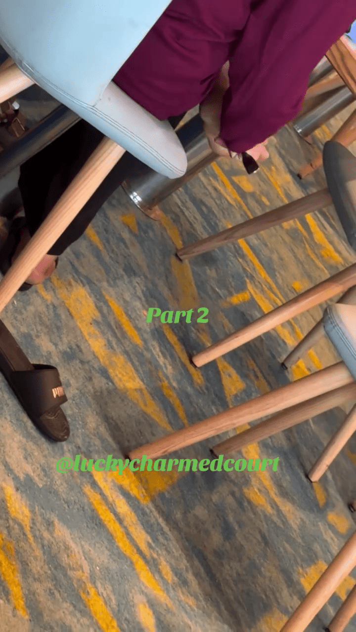 網片顯示,郵輪上穿紅衣的女性旅客用餐叉狂刮腳底。 IG@lucky_charmedcourt 網片顯示,郵輪上穿紅衣的女性旅客用餐叉狂刮腳底。 IG@lucky_charmedcourt