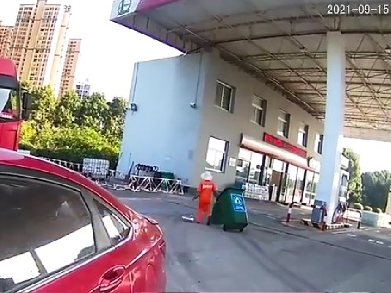 女子扔下母親後，由廣州一直駕駛至湖北赤壁的加油站。 
