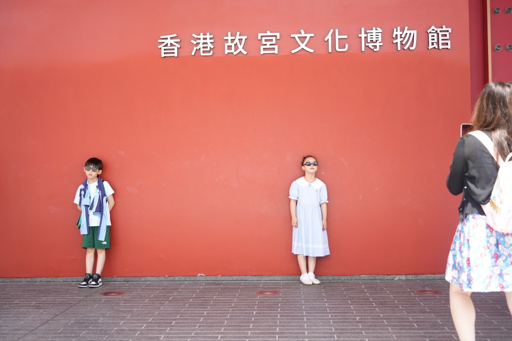 儘管天氣炎熱，遊客仍興致勃勃在故宮文化博物館拍照留念。吳艷玲攝