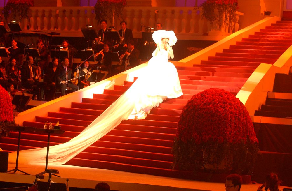 梅姐在告別演唱會穿著婚紗走向後台，用盡力氣揮手與歌迷告別。  ​