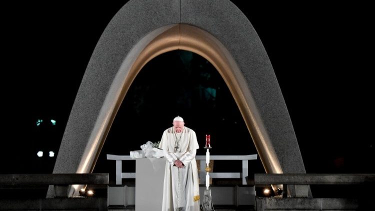 方濟各在日本長崎和平公園祈禱。  Vatican Media