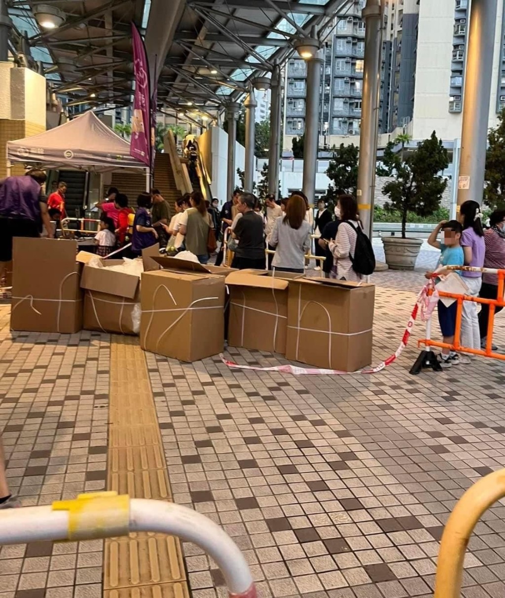 從相中可見不少街坊「睇完影片後」，便排隊等候領取免費派發的家居廚餘桶。（圖片來源：公屋討論區─香港facebook群組@Facebook）