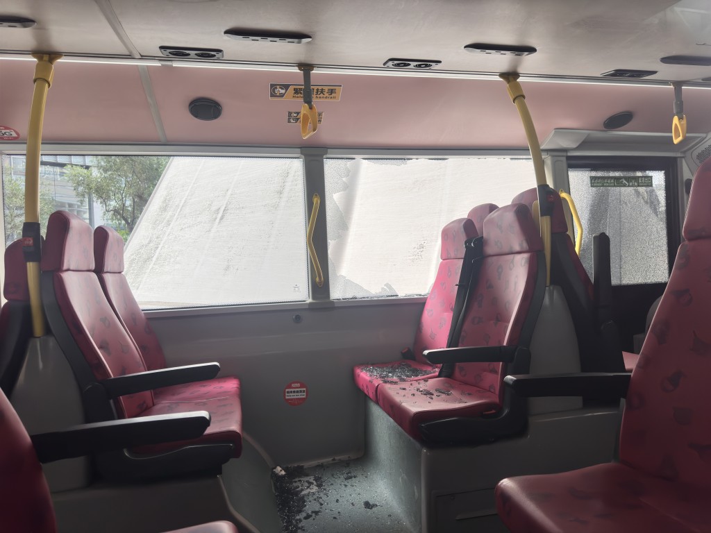 巴士車廂座位滿佈玻璃碎。