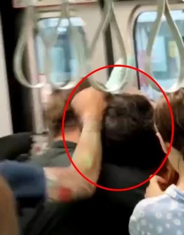 台中捷運21日有男子持刀傷人。影片截圖