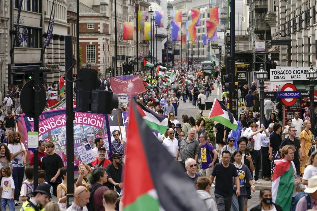 英國多地極右分子騷亂，中國駐英國使領館提醒中國公民及遊客切實注意安全。美聯社