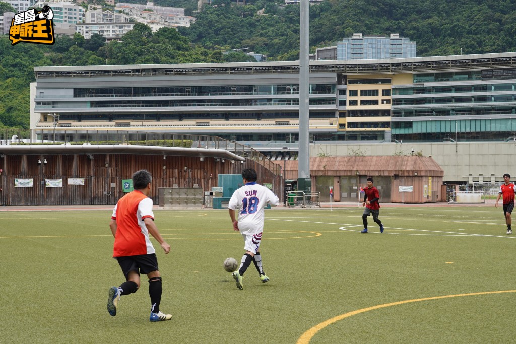 波友在球场上踢球时经常有煞停等动作，草皮黏满鞋底容易出现跣低或拗柴情况。