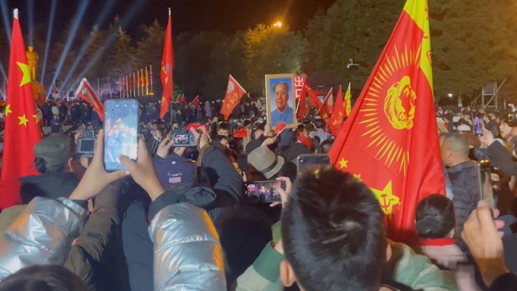 大批毛泽东支持者晚上在韶山铜像广场唱歌。