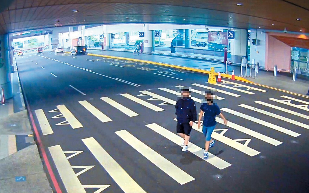 先行到台灣桃園機場接應的姓王與姓劉港男驚覺走私毒品事敗,分頭逃走。