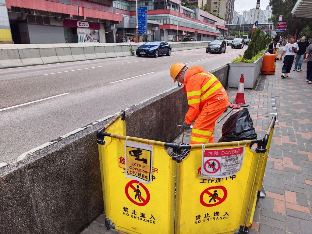 渠務署昨日起重覆巡查及清理全港約240個因淤塞而容易水浸地點。FB「下水水」圖片 渠務署昨日起重覆巡查及清理全港約240個因淤塞而容易水浸地點。FB「下水水」圖片