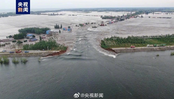 洞庭湖決堤，洪水淹沒堤防外土地和村莊。