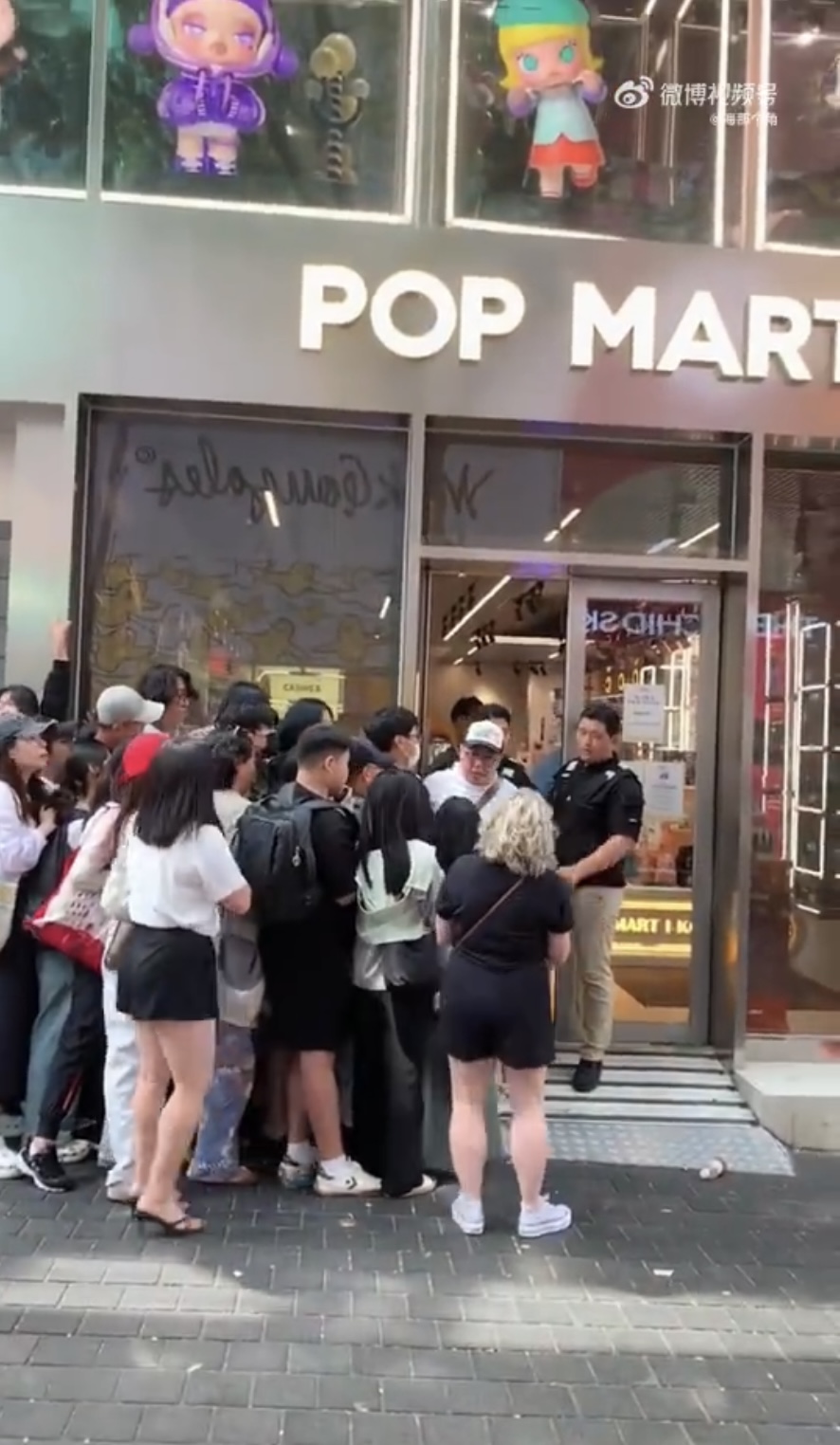 首爾POP MART門前排隊大聲爭吵。 微博