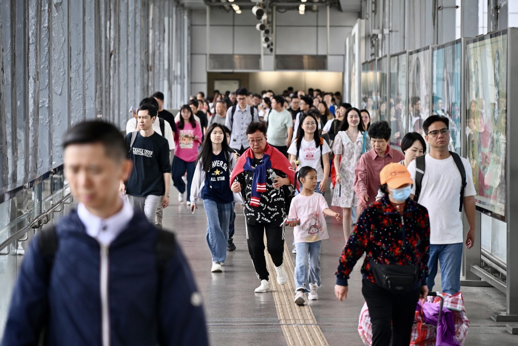 港鐵羅湖站前往月台的天橋擠滿人。