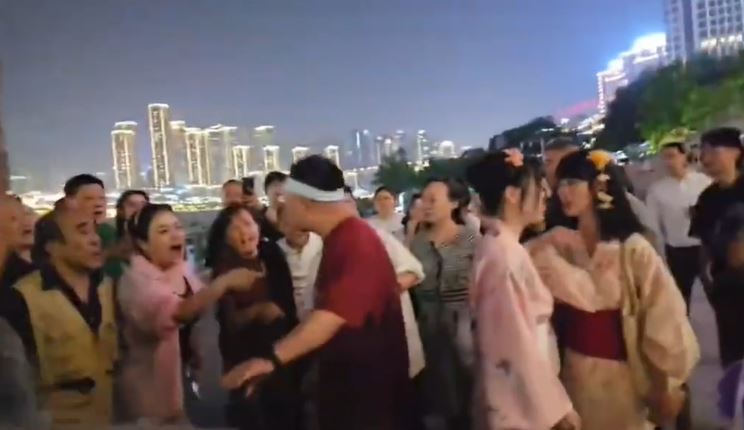 途人不满女子穿和服在公众地方跳舞。（微博）