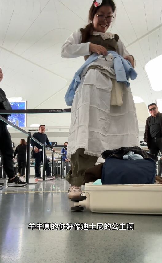 「羊」和朋友為省行李超重費，在機場把大量衣服層層穿在身上。抖音＠羊