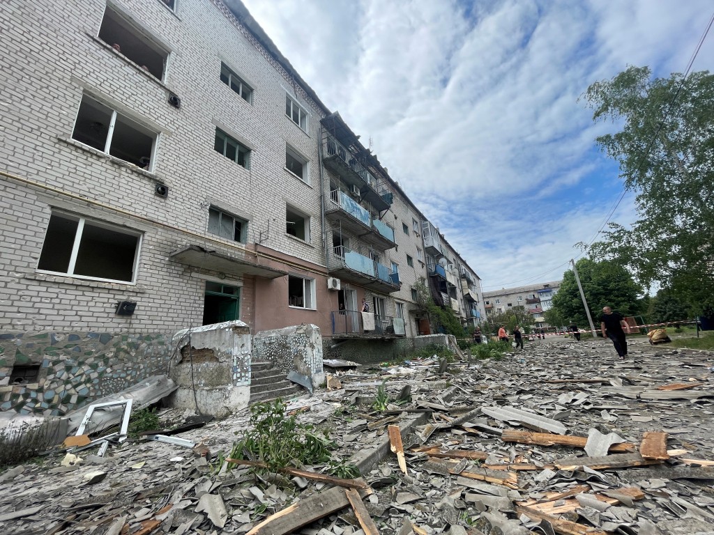 在乌克兰第聂伯罗地区，随著俄罗斯继续对乌克兰发动袭击，一座公寓楼被摧毁。路透