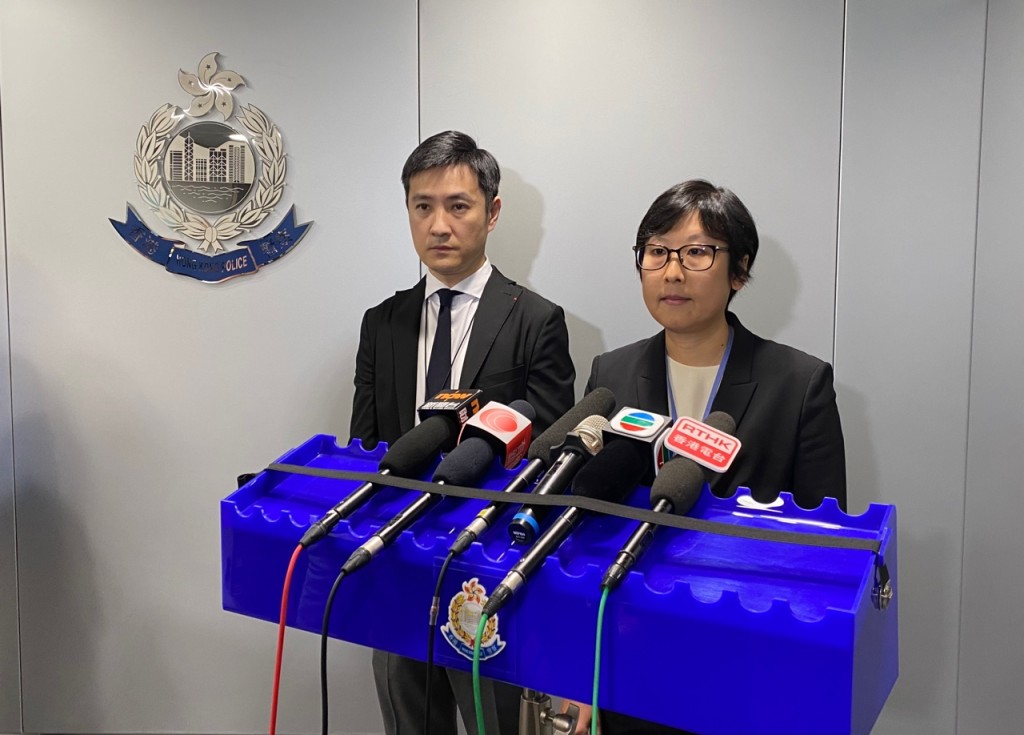 助理处长（刑事）锺咏敏（右），及O记署理总警司何振东（左）见记者交代案情。