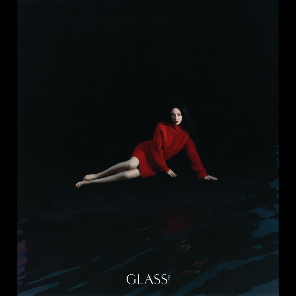 有晒腿。(中文版《GLASS》照片)