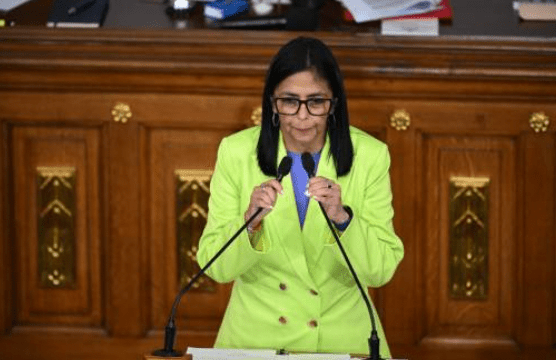 報道指，現任臨時總統羅德里格斯，以及同時擔任國會議長的兄長豪爾赫，被指早已私下向特朗普政府釋出訊號，只要馬杜洛離場，兩人願意在其後安排中與美方合作，為局勢轉圜鋪路。法新社
