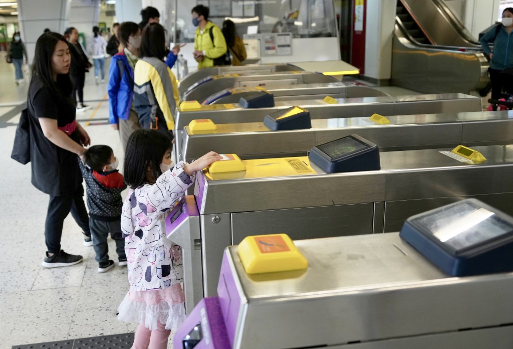 張仁良認為優化後的機制可回應市民對港鐵票價調整與其利潤及服務表現掛鈎的關注。資料圖片