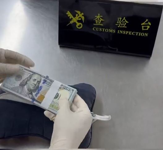 罗湖海关在2名图往香港的旅客行李内，搜出35叠总值33万的美元。