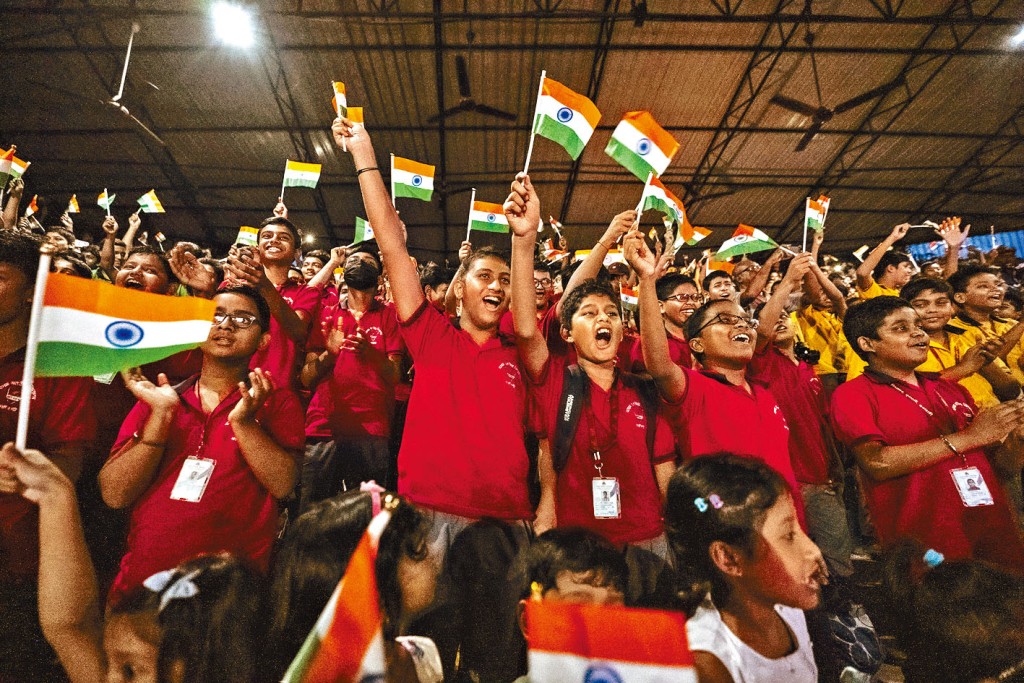 印度东北部古瓦哈提市的学童为「月船3号」成功登陆月球欢呼。　